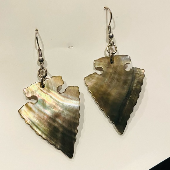 Arrowhead Wide Shell Earrings (assorted black color earrings ) - Picture 3 of 5